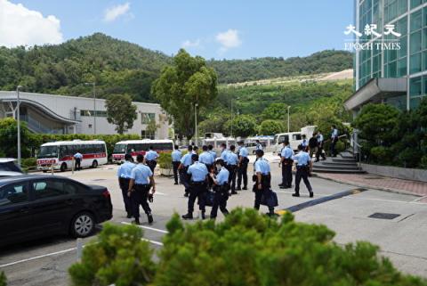 500港警突袭苹果拘5高层 冻结1800万资金