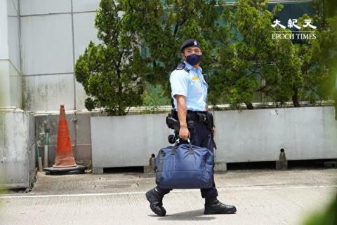 500港警突袭苹果拘5高层 冻结1800万资金