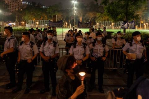 无惧港警镇压 六四烛光照亮香港