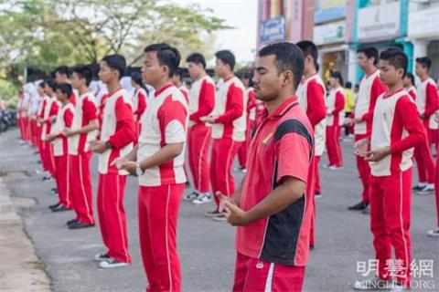 法轮大法在印尼巴丹岛校园广受欢迎