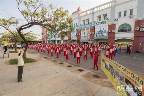 法轮大法在印尼巴丹岛校园广受欢迎